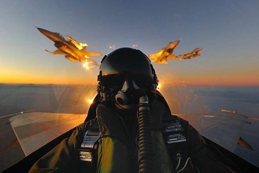 Μία γυναίκα «φύλακας – άγγελος» πιλότων και μαχητικών (βίντεο)